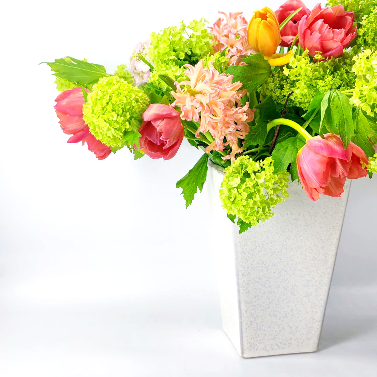 Unsere weißen schönen Vasen wurden in Lautenbach von Menschen mit und ohne Behinderung hergestellt. In dieser eckigen weißen Vase siehst du einen bunten Blumenstrauss arrangiert. 