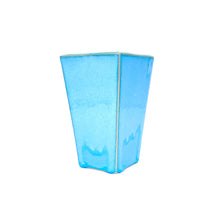 Lade das Bild in den Galerie-Viewer, Du siehst ein eckiges Gefäß. Die Blumenvase ist in der Farbe blau.