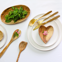 Lade das Bild in den Galerie-Viewer, Salatbesteck aus Olivenholz nachhaltig produziert.