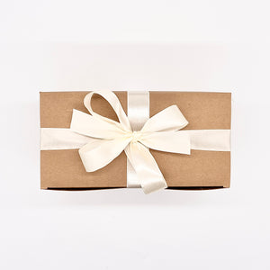 Unsere Boxen sind aus recycelter Pappe. Sie eignen sich wunderbar als Box für Geschenke. Unsere Geschenkbox ist befüllt mit Produkten aus sozialen Manufakturen und ist zudem nachhaltig. Hier kannst du sehen, wir die Geschenkbox bei dir oder dem Empfänger ankommt. 