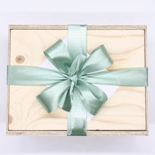 Lade das Bild in den Galerie-Viewer, Unsere Holzbox stammt auf Österreich. Das Holz wurde nachhaltig produziert und ist FSC zertifiziert. Unsere Holzkiste eignet sich wunderbar als Box für Geschenke und kann auch nach persönlichen Wünschen gestaltet werden. Unsere Geschenkbox ist befüllt mit Produkten aus sozialen Manufakturen. Noch persönlicher wird die Box mit einer individuellen Personalisierung durch eine Gravur, die wir anbieten. Hier kannst du sehen, wie die Geschenkbox bei dir oder dem Empfänger ankommt. 

