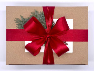 Geschenkbox aus Pappe mit roter Schleife