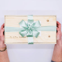 Lade das Bild in den Galerie-Viewer, Unsere Holzbox stammt auf Österreich. Das Holz wurde nachhaltig produziert und ist FSC zertifiziert. Unsere Holzkiste eignet sich wunderbar als Box für Geschenke und kann auch nach persönlichen Wünschen gestaltet werden. Unsere Geschenkbox ist befüllt mit Produkten aus sozialen Manufakturen. Noch persönlicher wird die Box mit einer individuellen Personalisierung durch eine Gravur, die wir anbieten. Hier kannst du sehen, wie die Geschenkbox bei dir oder dem Empfänger ankommt
