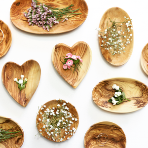 Schalen in verschiedenen Formen - z.B. Herz oder ovale Schale - aus Oliven Holz als Tischdeko oder Schmuckablage