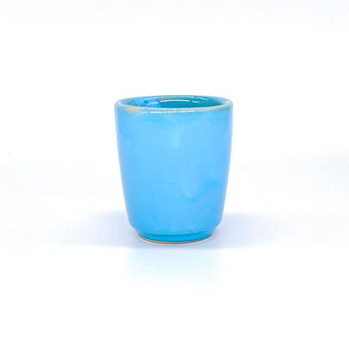 Hier siehst du eine Espresso Tasse aus Keramik. Sie ist in der Farbe Blau. 
