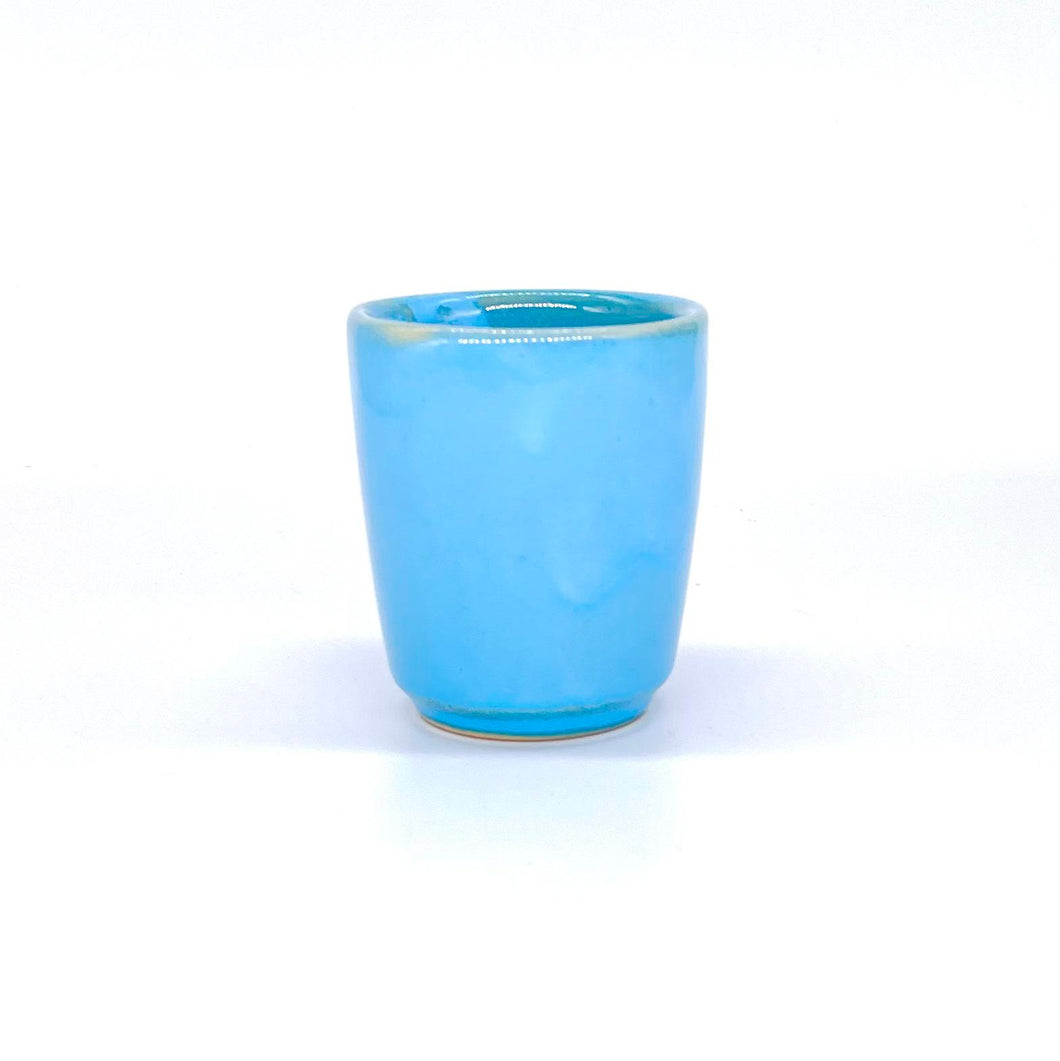Hier siehst du eine Espresso Tasse aus Keramik. Sie ist in der Farbe Blau. 
