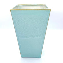 Lade das Bild in den Galerie-Viewer, Auf dem Bild siehst du eine Keramik Vase. Sie ist in der Farbe grün.

