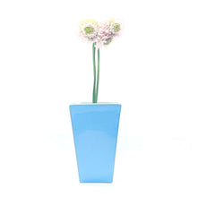 Lade das Bild in den Galerie-Viewer, Das Bild beinhaltet ein blaues Gefäß mit Blumen. Die Keramik Vase eignet sich perfekt für einen Blumenstrauß.

