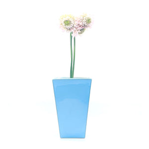 Das Bild beinhaltet ein blaues Gefäß mit Blumen. Die Keramik Vase eignet sich perfekt für einen Blumenstrauß.
