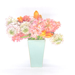Auf dem Bild sieht man eine Vase in der Farbe grün. Sie eignet sich gut als Blumenvase.