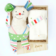 Lade das Bild in den Galerie-Viewer, Unsere Babyboxen sind das ideale Geschenk zur Geburt oder Taufe. Die Geschenksets sind unisex und eignen sich für Jungen und Mädchen. Die Box besteht aus einem weichen Spielzeug, Rassel und Schnullerkette. Alle Produkte befinden sich in einer dekorativen Holzbox, die auch graviert werden kann. Anbei sehen Sie die Babybox mit den genannten Produkten.
