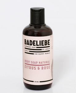 Badeliebe Körperseife aus sozialen Manufakturen. Hier siehst du die Seife in einer umweltfreundlichen Verpackung mit einem rosa Schriftzug auf dem das Produkt beschrieben ist. 