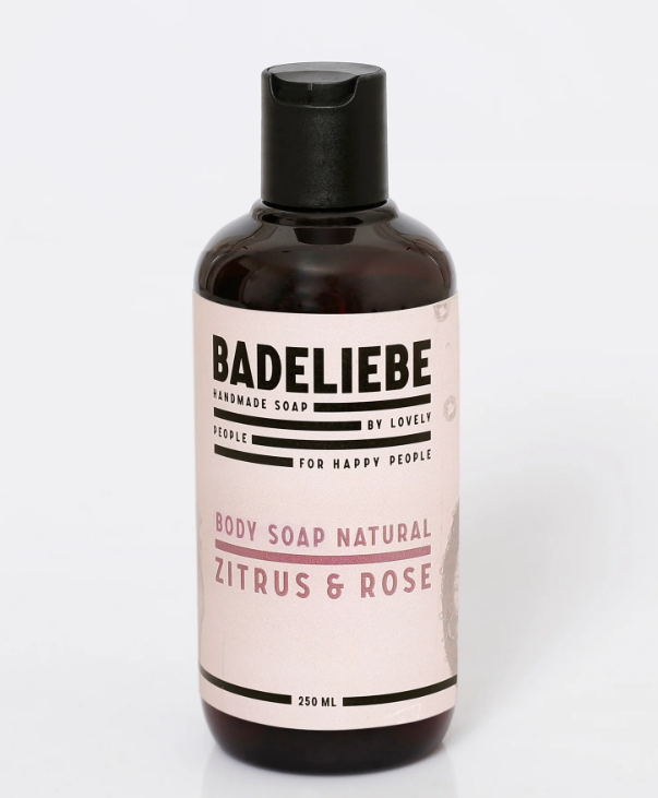 Badeliebe Körperseife aus sozialen Manufakturen. Hier siehst du die Seife in einer umweltfreundlichen Verpackung mit einem rosa Schriftzug auf dem das Produkt beschrieben ist. 