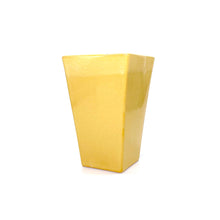 Lade das Bild in den Galerie-Viewer, Das Bild zeigt eine gelbe Blumenvase. Sie ist eckig und aus Keramik hergestellt.

