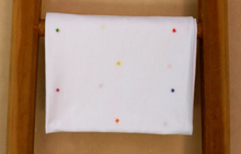 Lade das Bild in den Galerie-Viewer, Leichte Decke für Babies mit bunt gestickten Sternen
