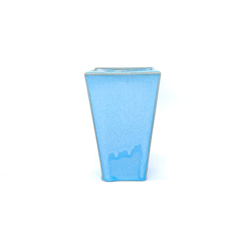 Das Bild zeigt eine blaue Vase. Diese wurde ais Keramik gefertigt und kann für Blumen verwendet werden.