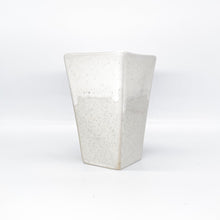 Lade das Bild in den Galerie-Viewer, Auf dem Bild ist eine weiße Blumenvase zu sehen. Das Gefäß wurde aus Keramik hergestellt.
