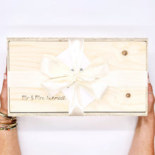 Lade das Bild in den Galerie-Viewer, Unsere Holzbox stammt auf Österreich. Das Holz wurde nachhaltig produziert und ist FSC zertifiziert. Unsere Holzkiste eignet sich wunderbar als Box für Geschenke und kann auch nach persönlichen Wünschen gestaltet werden. Unsere Geschenkbox ist befüllt mit Produkten aus sozialen Manufakturen. Noch persönlicher wird die Box mit einer individuellen Personalisierung durch eine Gravur, die wir anbieten. Hier kannst du sehen, wie die Geschenkbox bei dir oder dem Empfänger ankommt. 
