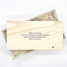 Lade das Bild in den Galerie-Viewer, All unsere Holzboxen können mit einer Widmung graviert werden. Diese werden auf der Innenseit des Deckels eingraviert. Dadurch wird dein Geschenk persönlicher und besonderer. Die Schriftart kannst du nach deinen persönlichen Wünschen aussuchen. Hier siehst du einige Beispiele wie es aussehen könnte. 

