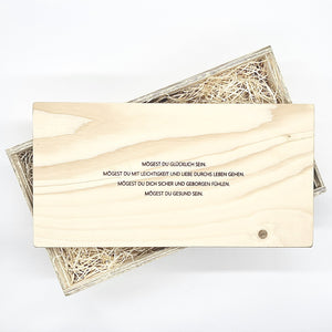 All unsere Holzboxen können mit einer Widmung graviert werden. Diese werden auf der Innenseit des Deckels eingraviert. Dadurch wird dein Geschenk persönlicher und besonderer. Die Schriftart kannst du nach deinen persönlichen Wünschen aussuchen. Hier siehst du einige Beispiele wie es aussehen könnte. 