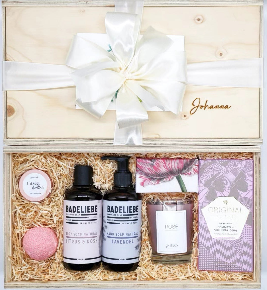 Rosé und Spa Wellnessbox XL. Hier siehst du eine verpackte Box mit weisser Schleife und den Namen 