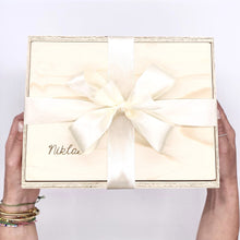 Lade das Bild in den Galerie-Viewer, All unsere Holzboxen können mit deinem Wunschnamen graviert werden. Die Namen werden auf der Vorderseite des Deckels eingraviert. Dadurch wird dein Geschenk persönlicher und besonderer. Die Schriftart kannst du nach deinen persönlichen Wünschen aussuchen. Hier siehst du einige Beispiele wie der eingravierte Name aussehen könnte.

