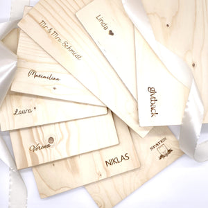 All unsere Holzboxen können mit deinem Wunschnamen graviert werden. Die Namen werden auf der Vorderseite des Deckels eingraviert. Dadurch wird dein Geschenk persönlicher und besonderer. Die Schriftart kannst du nach deinen persönlichen Wünschen aussuchen. Hier siehst du einige Beispiele wie der eingravierte Name aussehen könnte. 