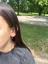 Lade das Bild in den Galerie-Viewer, Eine Frau präsentiert beim Wegschauen ihre Ohrringe. Im ersten Ohrloch trägt sie einen goldenen Hängeohrring. Am Ohrring hängt eine kleine, goldene Kugel. Im zweiten Ohrloch trägt sie einen kleinen, goldenen Ohrstecker.
