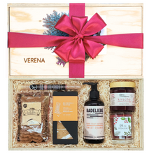 Lade das Bild in den Galerie-Viewer, Unsere Winterzauber Geschenkbox beinhaltet köstliche weihnachtliche Zuckermischung, Bio Früchtetee, Schokoladentafel, Sweet Orange Handseife, weihnachtliche Duftkerze, weihnachtliche Seife und eine Schokoladentafel. Auf dem Bild sieht du oben eine geschlossene Box mit Namens-Gravur und grüner Schleife verpackt. Darunter siehst du die gleiche Boxen offen ohne Decke mit den genannten Produkten in die Box gelegt.
