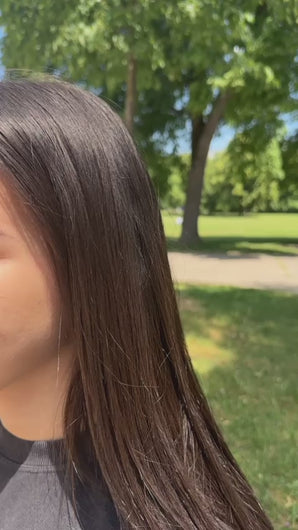 Im Video steckt eine Frau ihre Haare hinter´s Ohr. Dabei präsentiert sie ihre zwei Ohrringe. Im ersten Ohrloch trägt sie einen goldenen Hängeohrring. An dem Hängeohrring hängt eine kleine, goldene Kugel. Im zweiten Ohrloch trägt sie einen kleinen, goldenen Ohrstecker.