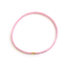 Lade das Bild in den Galerie-Viewer, Hier siehst du ein rosa farbenes Armband aus Perlen mit 2 Goldperlen unten
