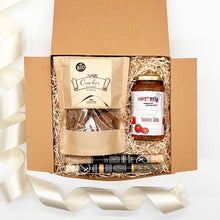 Lade das Bild in den Galerie-Viewer, Unsere kleine Geschenkboxen sind aus nachhaltigen recycelter Pappe hergestellt. Alle unsere Produkte stammen aus sozialen Manufakturen. Hier mit BBQ Sauce, Bio-Cracker, BBQ Gewürze.
