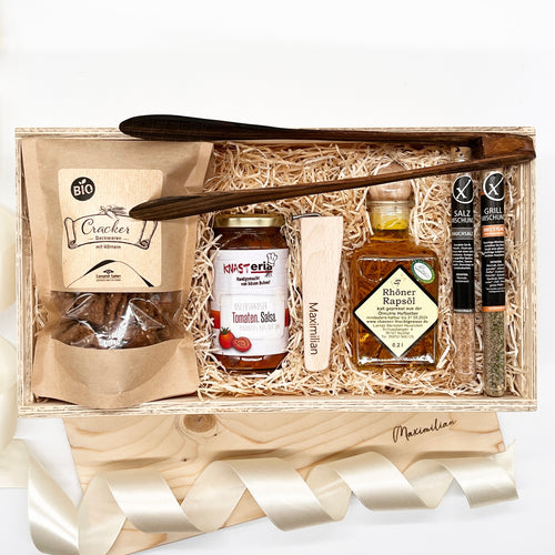 Unser Grillbox XL enthalten Bio Cracker, Salsa Sauce, Flaschenöffner, Rapsöl, BBQ Gewürze und Grillzange.