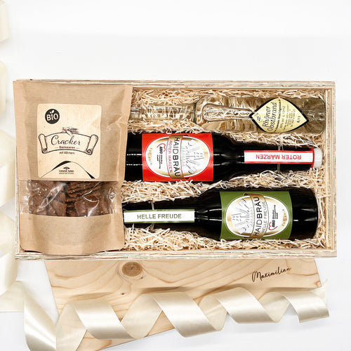 Unsere Herrengedeck Box enthält Bio Cracker, 2 x Bier und 1 x Obstbrand