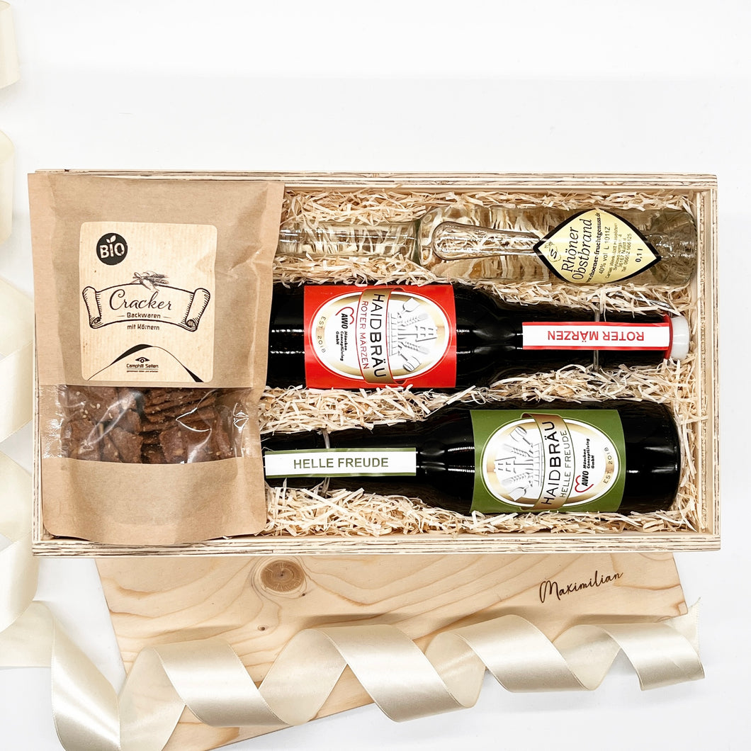Unsere Herrengedeck Box enthält Bio Cracker, 2 x Bier und 1 x Obstbrand