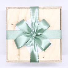 Lade das Bild in den Galerie-Viewer, Unsere Holzbox stammt auf Österreich. Das Holz wurde nachhaltig produziert und ist FSC zertifiziert. Unsere Holzkiste eignet sich wunderbar als Box für Geschenke und kann auch nach persönlichen Wünschen gestaltet werden. Unsere Geschenkbox ist befüllt mit Produkten aus sozialen Manufakturen. Noch persönlicher wird die Box mit einer individuellen Personalisierung durch eine Gravur, die wir anbieten. Hier kannst du sehen, wie die Geschenkbox bei dir oder dem Empfänger ankommt.
