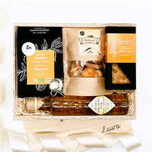 Lade das Bild in den Galerie-Viewer, Unsere Geschenkboxen sind immer ein gutes Geschenk für jeden Anlass. Unsere Feinschmecker Box ist hier abgebildet mit Bio Espresso, Heidesand Kekse, Schokolade und Löwenzahnsirup in einer offenen Holzbox.
