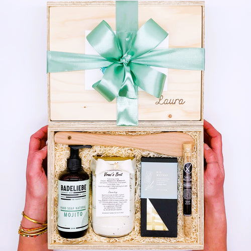 Unser Brot und Salz Box ist das ideale Einzugsgeschenk. Mit Brotbackmischung, Handseife mit Mojito, Salz, Pfeffer, Duftkerze mit Zypressen-Duft, Bio-Schokolade und Kochlöffel aus Holz.