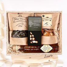 Lade das Bild in den Galerie-Viewer,   Unsere Geschenkboxen sind immer ein gutes Geschenk für jeden Anlass. Unsere Feinschmecker Box ist hier abgebildet mit Bio Tee, Heidesand Kekse, Schokolade und Löwenzahnsirup in einer offenen Holzbox.

