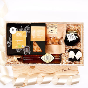 Diese Geschenkbox enthält: Direkt gehandelter Kaffee oder Bio Kräuter Tee (Demeter zertifiziert), Schokoladentafel, Bio Heidesand Kekse, Fruchtaufstrich, Löwenzahn-Sirup und Bio-Schokolade. Hier siehst du ein Bild von der Geschenkbox mit den Produkten in der Box.
