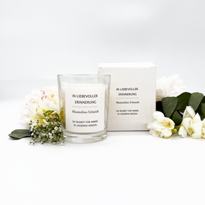 Erinnerungskerze für Verstorbene - personalisierte Duftkerze im Glas mit Verpackung zum VerschenkenErinnerungskerze im Glas mit individueller Widmung und schöner Verpackung