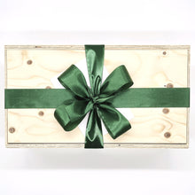 Lade das Bild in den Galerie-Viewer, Unsere Holzbox stammt auf Österreich. Das Holz wurde nachhaltig produziert und ist FSC zertifiziert. Unsere Holzkiste eignet sich wunderbar als Box für Geschenke und kann auch nach persönlichen Wünschen gestaltet werden. Unsere Geschenkbox ist befüllt mit Produkten aus sozialen Manufakturen. Noch persönlicher wird die Box mit einer individuellen Personalisierung durch eine Gravur, die wir anbieten. Hier kannst du sehen, wie die Geschenkbox bei dir oder dem Empfänger ankommt. 

