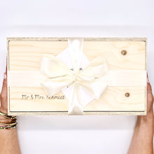 Lade das Bild in den Galerie-Viewer, All unsere Holzboxen können mit deinem Wunschnamen graviert werden. Die Namen werden auf der Vorderseite des Deckels eingraviert. Dadurch wird dein Geschenk persönlicher und besonderer. Die Schriftart kannst du nach deinen persönlichen Wünschen aussuchen. Hier siehst du einige Beispiele wie der eingravierte Name aussehen könnte. 
