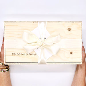 Unsere Holzbox stammt auf Österreich und ist CE zertifiziert. Sie eignet sich wunderbar als Box für Geschenke und kann auch nach wünschen gestaltet werden. Unsere Geschenkbox ist befüllt mit Produkten aus sozialen Manufakturen und ist zudem noch nachhaltig. Noch persönlicher wird die Box mit einer Personalisierung nach deinen Wünschen. Hier kannst du sehen, wie die Geschenkbox bei dir oder dem Empfänger ankommt.