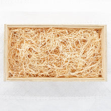 Lade das Bild in den Galerie-Viewer, Geschenkbox aus Holz Rechteck groß mit Holzwolle gefüllt
