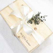 Lade das Bild in den Galerie-Viewer, Unsere Holzbox stammt auf Österreich und ist CE zertifiziert. Sie eignet sich wunderbar als Box für Geschenke und kann auch nach wünschen gestaltet werden. Unsere Geschenkbox ist befüllt mit Produkten aus sozialen Manufakturen und ist zudem noch nachhaltig. Noch persönlicher wird die Box mit einer Personalisierung nach deinen Wünschen. Hier kannst du sehen, wie die Geschenkbox bei dir oder dem Empfänger ankommt. 
