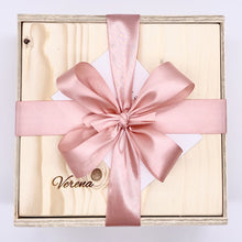 Lade das Bild in den Galerie-Viewer, Unsere Holzbox stammt auf Österreich. Das Holz wurde nachhaltig produziert und ist FSC zertifiziert. Unsere Holzkiste eignet sich wunderbar als Box für Geschenke und kann auch nach persönlichen Wünschen gestaltet werden. Unsere Geschenkbox ist befüllt mit Produkten aus sozialen Manufakturen. Noch persönlicher wird die Box mit einer individuellen Personalisierung durch eine Gravur, die wir anbieten. Hier kannst du sehen, wie die Geschenkbox bei dir oder dem Empfänger ankommt.
