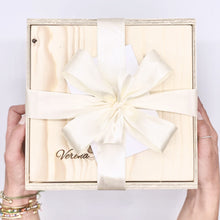Lade das Bild in den Galerie-Viewer, Unsere Holzbox stammt auf Österreich. Das Holz wurde nachhaltig produziert und ist FSC zertifiziert. Unsere Holzkiste eignet sich wunderbar als Box für Geschenke und kann auch nach persönlichen Wünschen gestaltet werden. Unsere Geschenkbox ist befüllt mit Produkten aus sozialen Manufakturen. Noch persönlicher wird die Box mit einer individuellen Personalisierung durch eine Gravur, die wir anbieten. Hier kannst du sehen, wie die Geschenkbox bei dir oder dem Empfänger ankommt.
