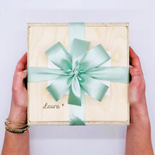 Lade das Bild in den Galerie-Viewer, Unsere Holzbox stammt auf Österreich. Das Holz wurde nachhaltig produziert und ist FSC zertifiziert. Unsere Holzkiste eignet sich wunderbar als Box für Geschenke und kann auch nach persönlichen Wünschen gestaltet werden. Unsere Geschenkbox ist befüllt mit Produkten aus sozialen Manufakturen. Noch persönlicher wird die Box mit einer individuellen Personalisierung durch eine Gravur, die wir anbieten. Hier kannst du sehen, wie die Geschenkbox bei dir oder dem Empfänger ankommt
