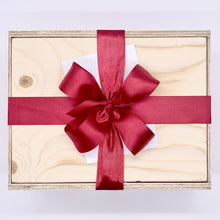 Lade das Bild in den Galerie-Viewer, Unsere Holzbox stammt auf Österreich. Das Holz wurde nachhaltig produziert und ist FSC zertifiziert. Unsere Holzkiste eignet sich wunderbar als Box für Geschenke und kann auch nach persönlichen Wünschen gestaltet werden. Unsere Geschenkbox ist befüllt mit Produkten aus sozialen Manufakturen. Noch persönlicher wird die Box mit einer individuellen Personalisierung durch eine Gravur, die wir anbieten. Hier kannst du sehen, wie die Geschenkbox bei dir oder dem Empfänger ankommt. 
